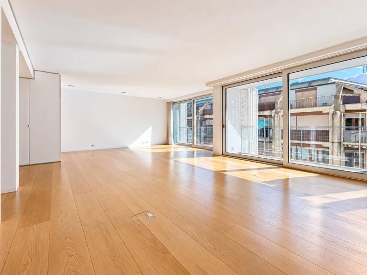 LUXUS UND HOHER STANDARD NUR WENIGE SCHRITTE VOM SEE ENTFERNT – geräumiges 4-Zimmer-Apartment