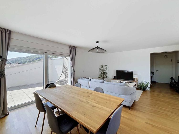 Penthouse-Wohnung mit 4,5 Zimmern, die ein ausgewogenes Verhältnis von Licht und Ruhe bietet