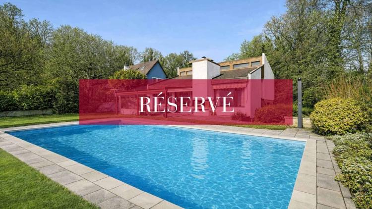 Renovierungsbedürftig: Freistehende Villa in grüner Lage