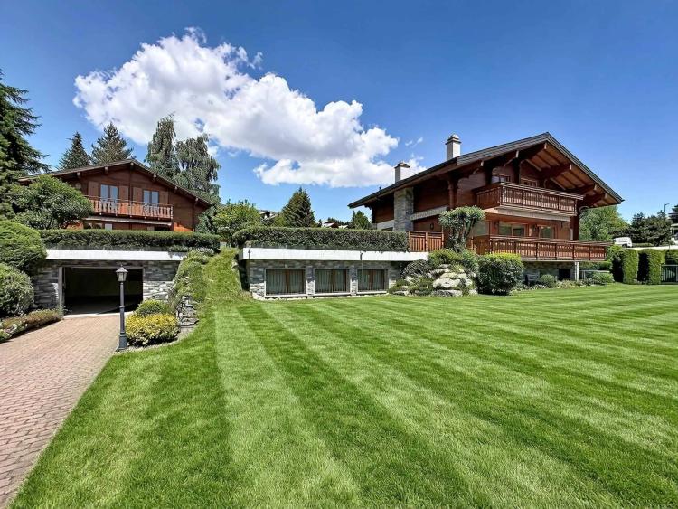NICHT MEHR IM MARKT - Anwesen mit 2 separaten Chalets, die durch Keller verbunden sind