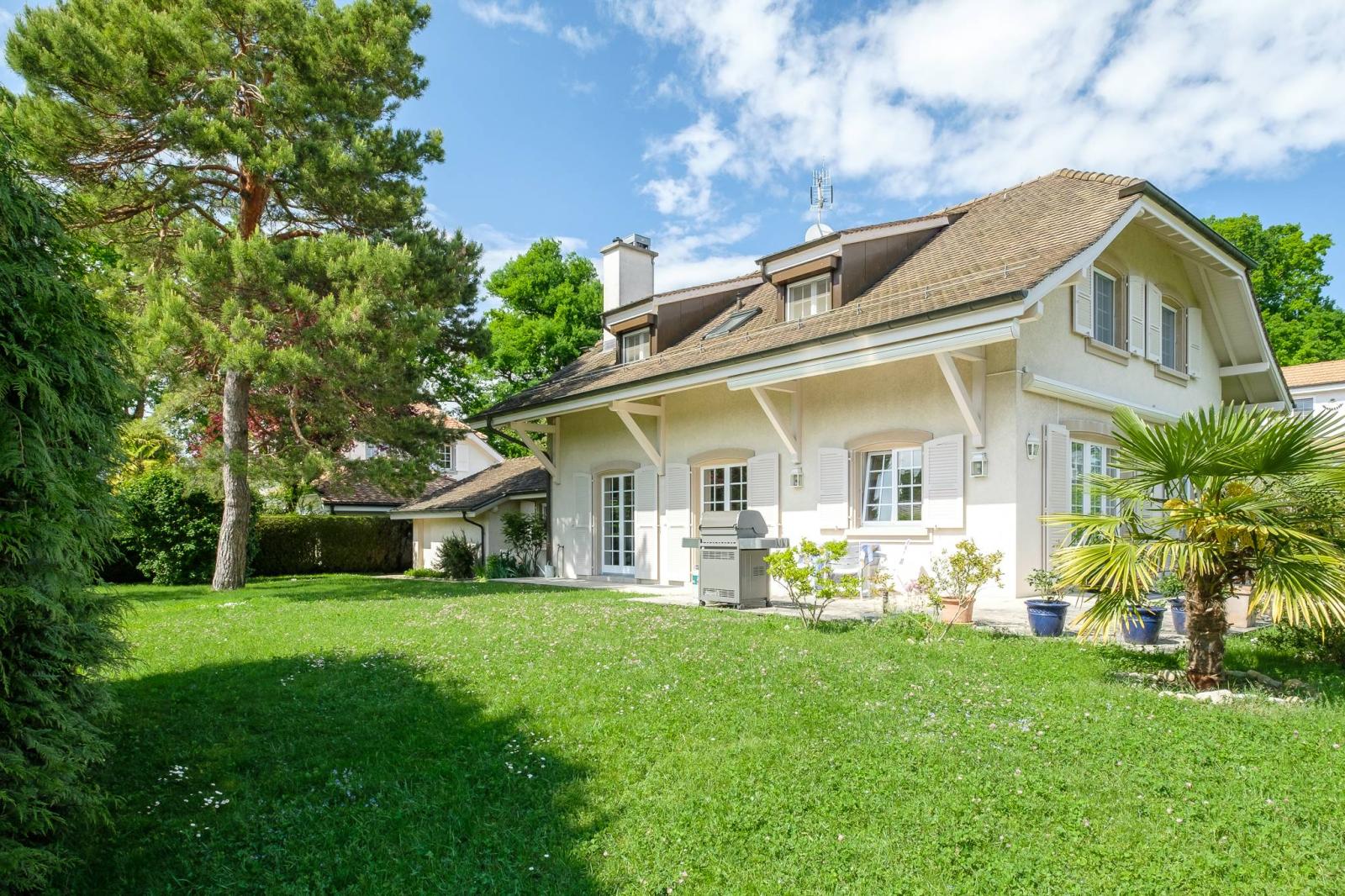Elegante freistehende Villa in ruhiger Lage