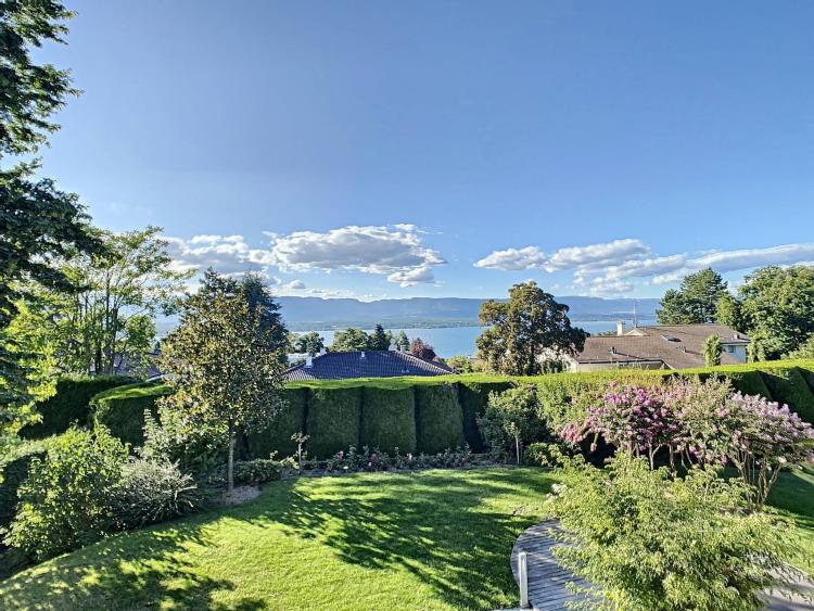 Charmantes Haus zum Renovieren mit Seeblick