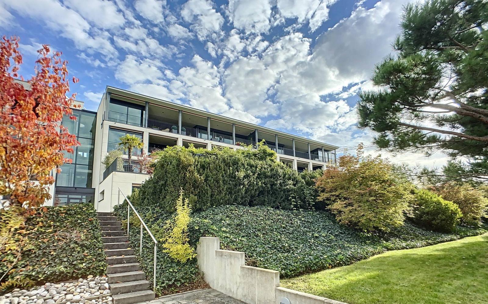Geräumiges, modernes Apartment mit Seeblick