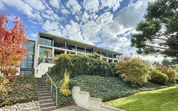 Geräumiges, modernes Apartment mit Seeblick
