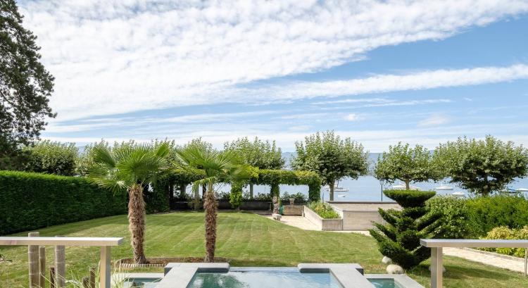 Freistehende Villa am See