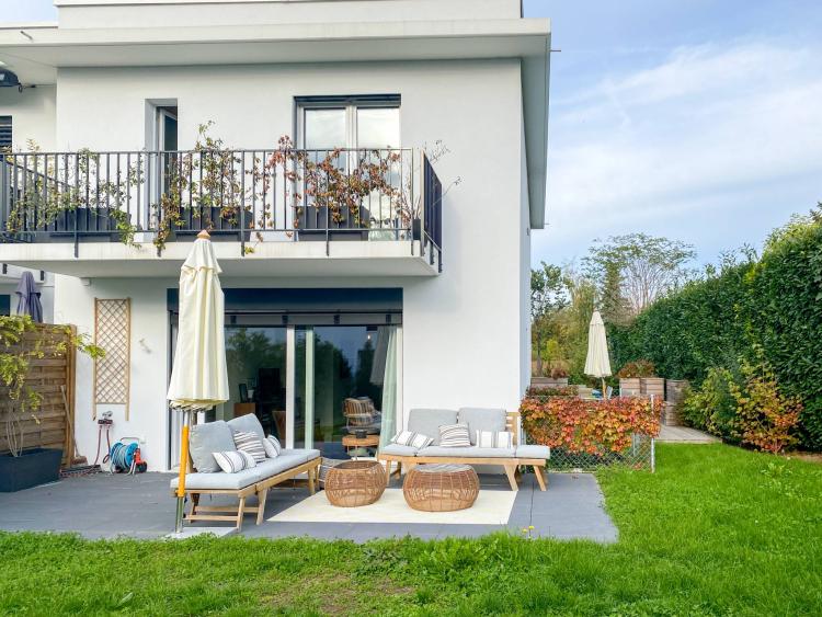 Schöne angrenzende moderne Villa mit Giebel und absoluter Ruhe