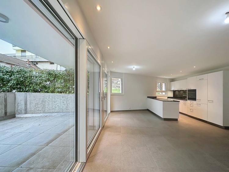 Wunderschöne neue 4.5-Zimmer-Wohnung im Erdgeschoss mit Terrasse