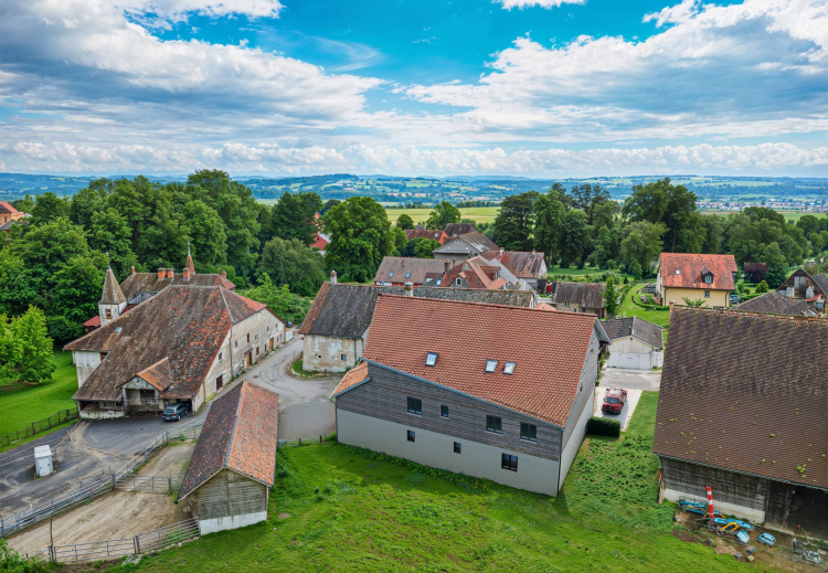 Neue Förderung von 3 Wohnungen in einem renovierten Bauernhof