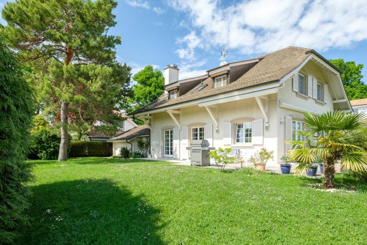 Elegante freistehende Villa in ruhiger Lage