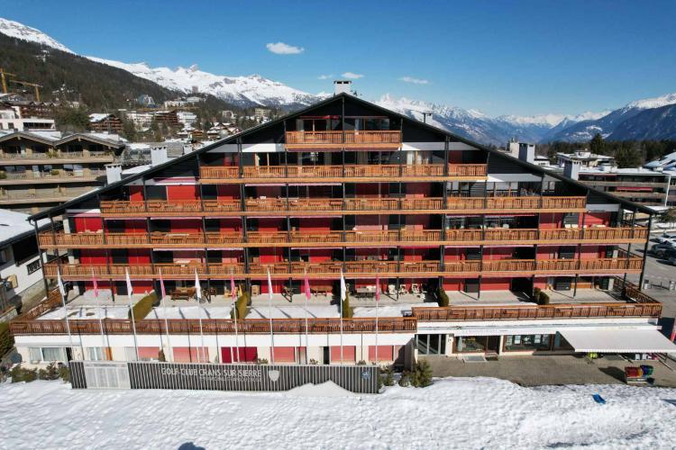 Außergewöhnliche Lage – 4,5 Zimmer mit atemberaubendem Blick auf den Golfplatz und separatem Studio