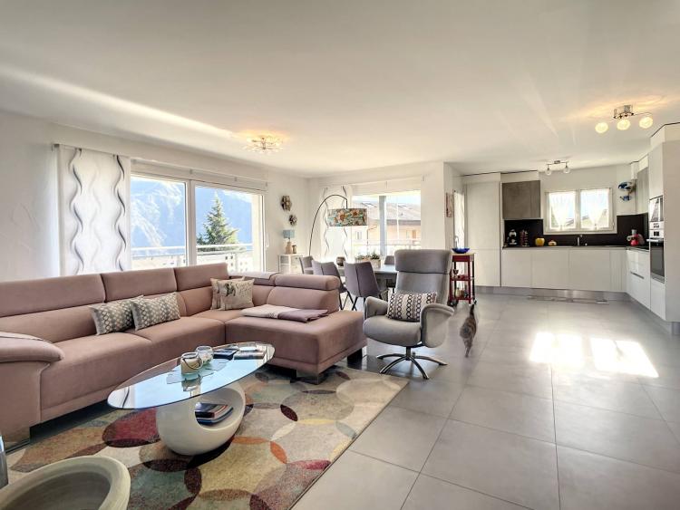 Erhabene 3,5 Zimmer mit großer Terrasse