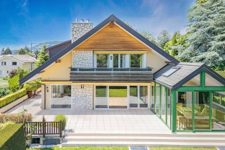 Familienvilla mit Seeblick, Innenpool und großem Garten