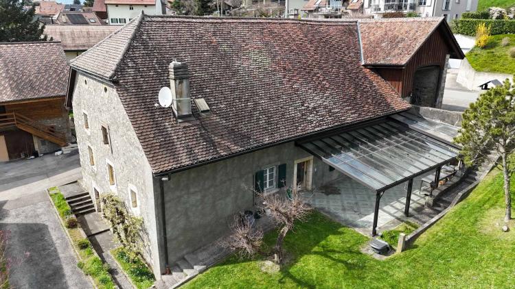 Gebäude mit 5,5 Zimmern, Garten und 200 m² verfügbar