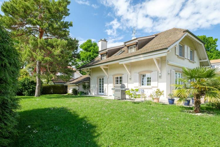 Elegante freistehende Villa in ruhiger Lage