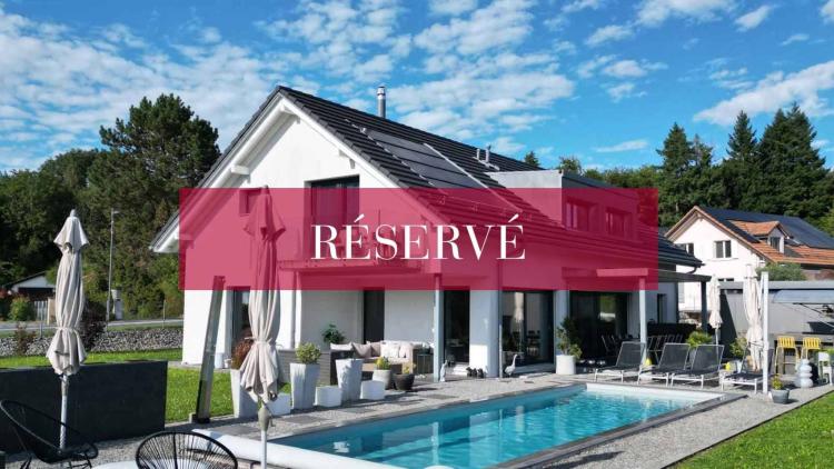 Villa individuelle moderne - jardin, piscine et vue partielle lac et Alpes