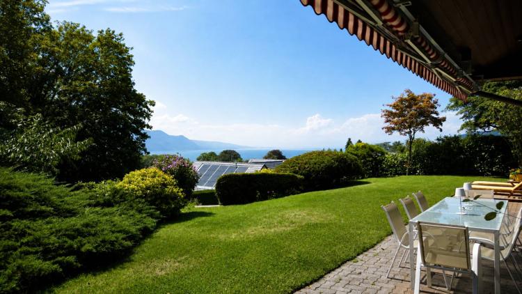 Außergewöhnliche Villa mit Blick auf den See und die Alpen in unberührter Lage