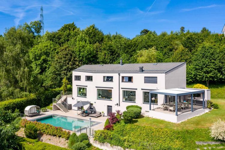 Villa moderne de standing de plus de 350 m² avec vue sur le lac