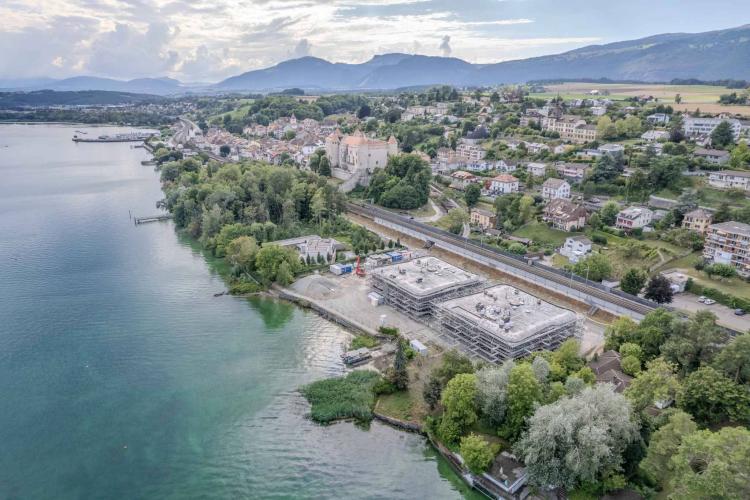  Eleganz und Modernität, machen Sie es sich bequem mit den Füßen im Wasser! 