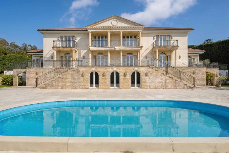 Spacious manor house divided into two residences, offering stunning lake views.