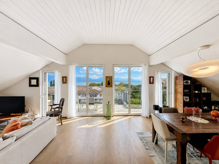 Privates Penthouse mit 5,5 Zimmern und Panoramablick auf den See und die Alpen