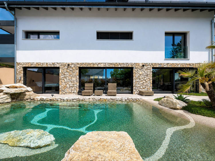 Modernes Anwesen mit Swimmingpool und Wellnessbereich