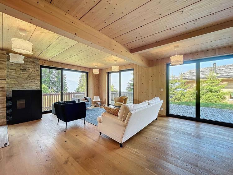 Modernes Chalet mit freiem Bergblick