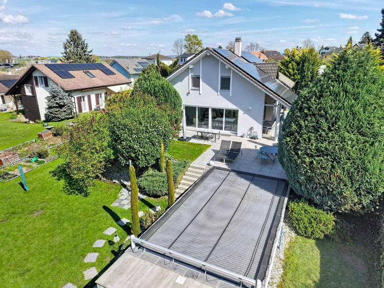 Prächtige, freistehende Villa mit 5,5 Zimmern und beheiztem Swimmingpool