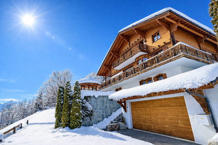 Ein außergewöhnliches Chalet in grüner Umgebung mit spektakulärem Blick auf die Alpen
