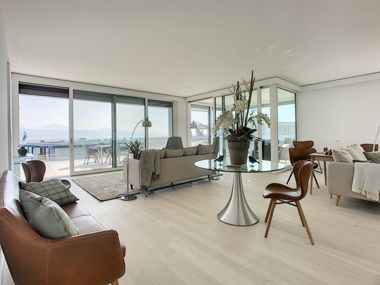 Prächtiges Penthouse mit Blick auf den See und den privaten Hafen.