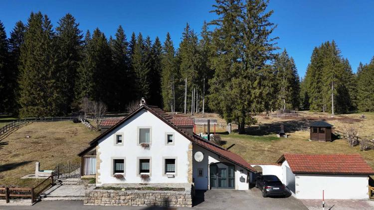 Charaktervolles Anwesen in unmittelbarer Nähe des Étang de la Gruère