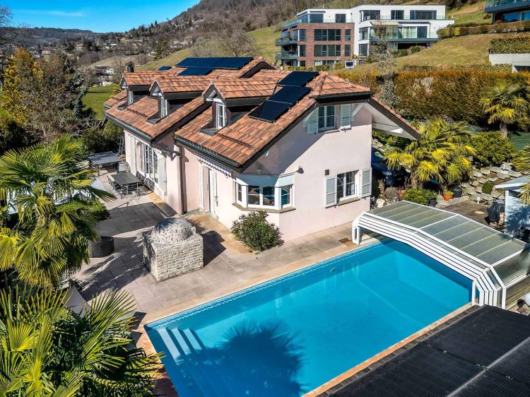 Prächtige Familienvilla mit Swimmingpool und Seeblick