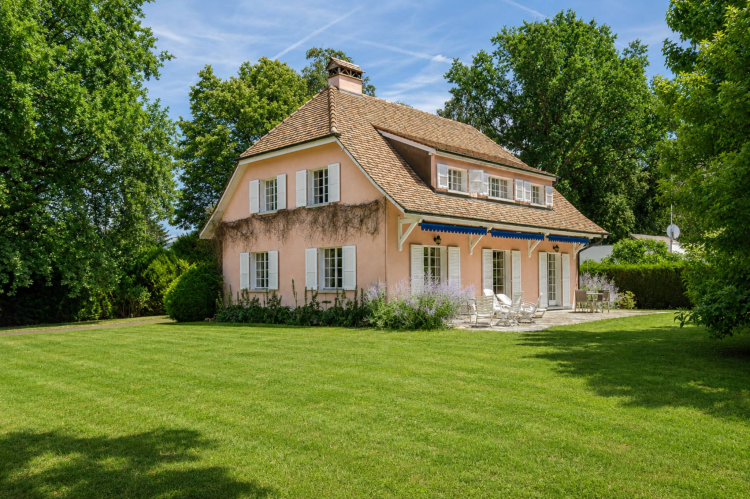 Exklusiv! Freistehendes Haus mit hohem Potenzial