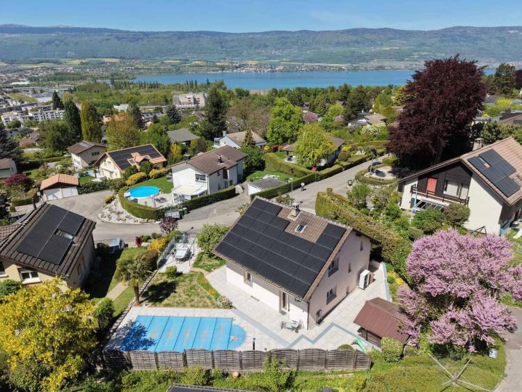 Freistehende Villa mit Swimmingpool in einem Wohngebiet