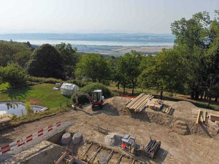 Bauarbeiten im Gange: Ein privilegiertes Wohnumfeld zwischen See und Bergen!