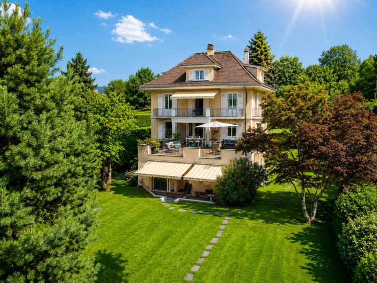 Villa mit 13 Zimmern, separatem Apartment, See- und Bergblick