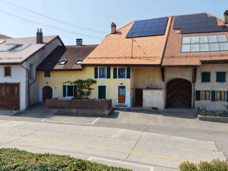 Dorfhaus mit zwei Wohnungen im Herzen von Rances