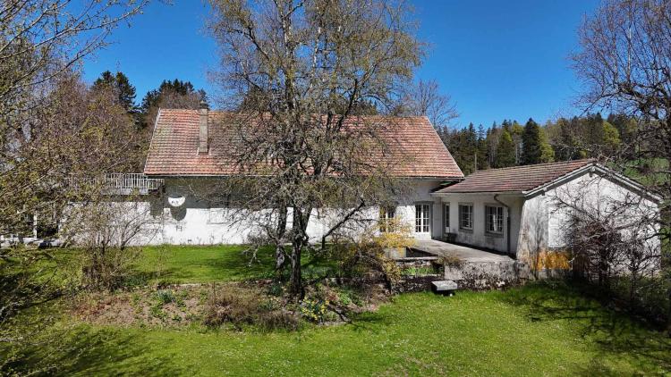 Home with holiday camp with great potential