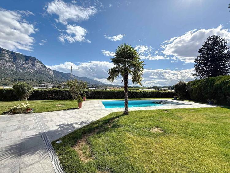 Schöne, komplett renovierte Villa mit Swimmingpool