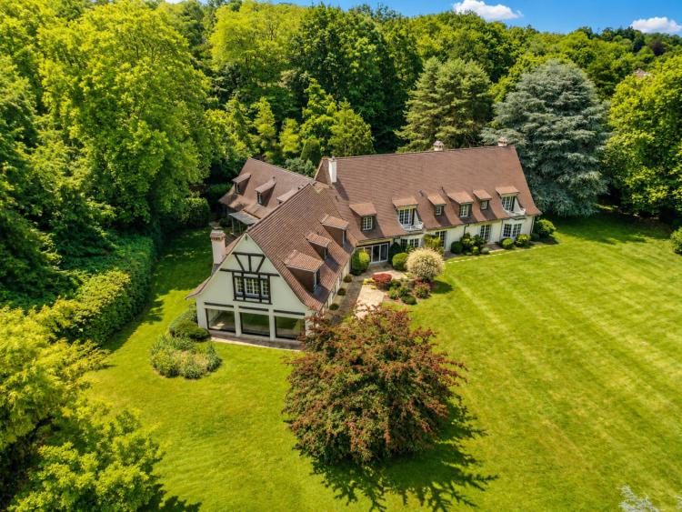 Außergewöhnliches Herrenhaus auf einem fast 11.000 m² großen Park