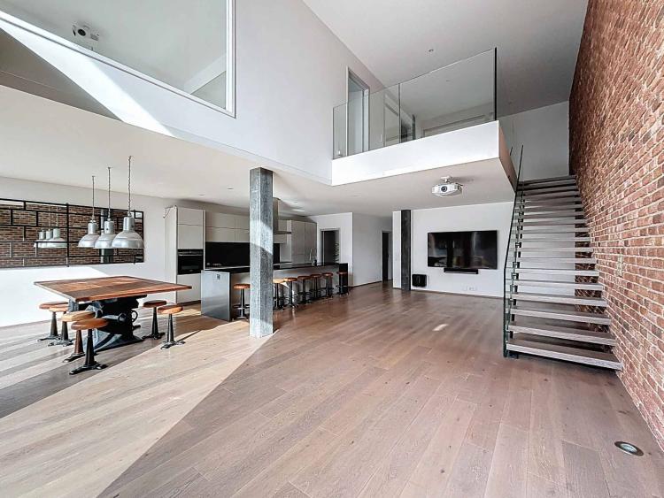 Industriell gestaltete Maisonette-Wohnung in der Stadt Neuchâtel