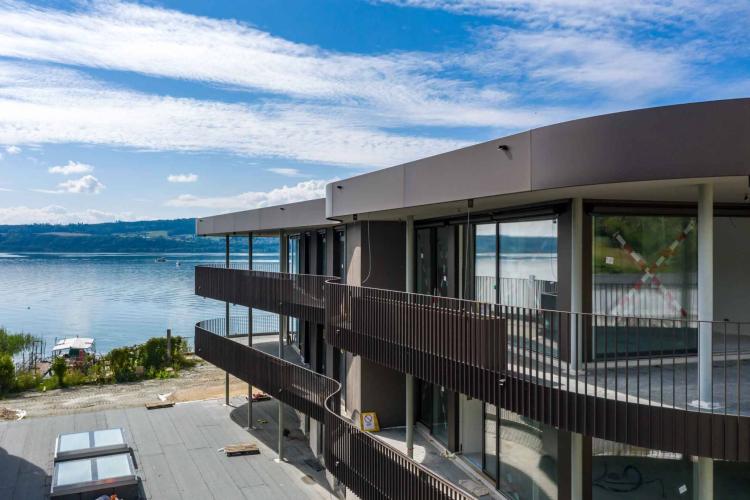 Lebe mit den Füßen im Wasser! 