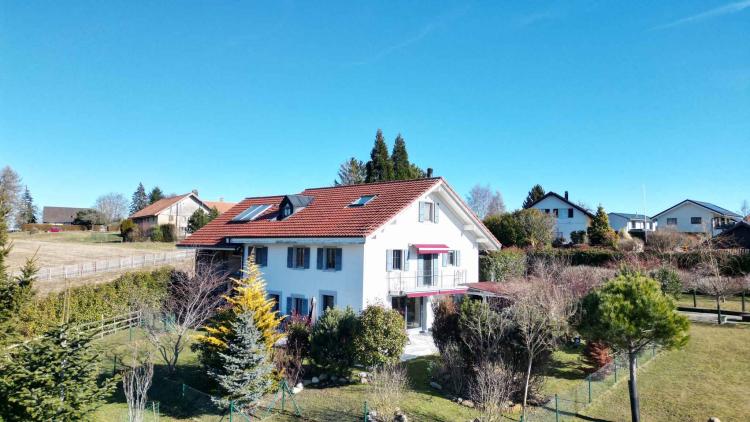 Character property offering three apartments and a commercial space