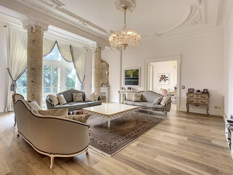 Nahe dem Zentrum von Pully, 290 m² große Wohnung mit Garten