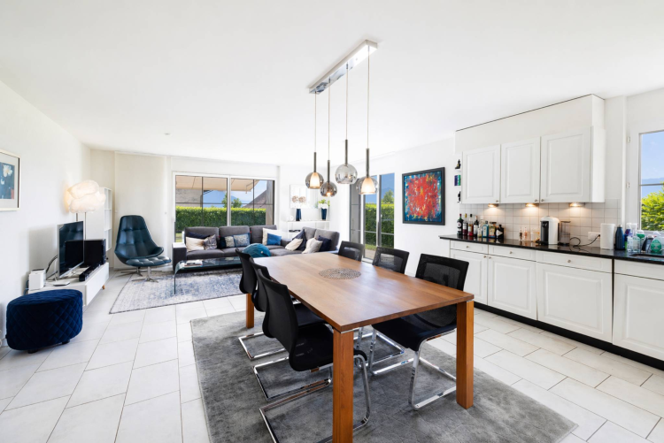 Großzügige 5,5-Zimmer-Wohnung mit Terrasse und großem Garten