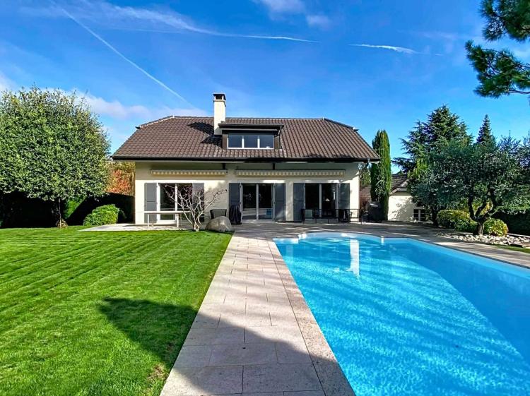 EXKLUSIV - Charmantes freistehendes Anwesen