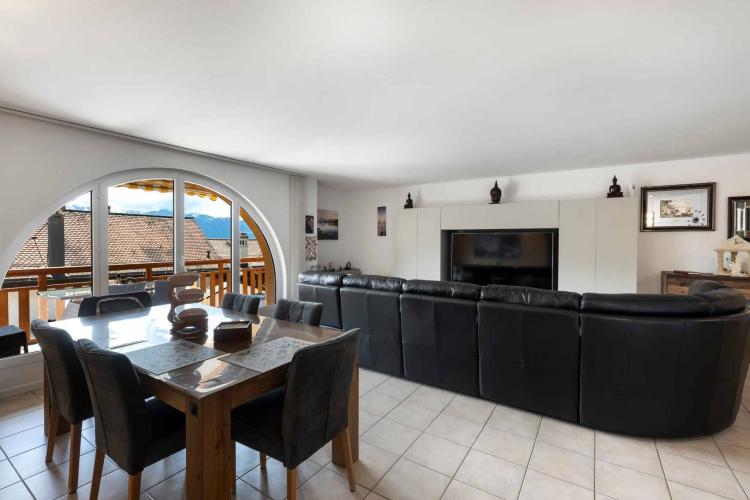 Spacious Apartment with 120 sqm of Weighted Floor Area in a Peaceful Setting
