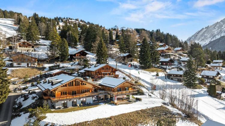 Außergewöhnliches Chalet mit Innenpool und Ski-in & Ski-out-Zugang