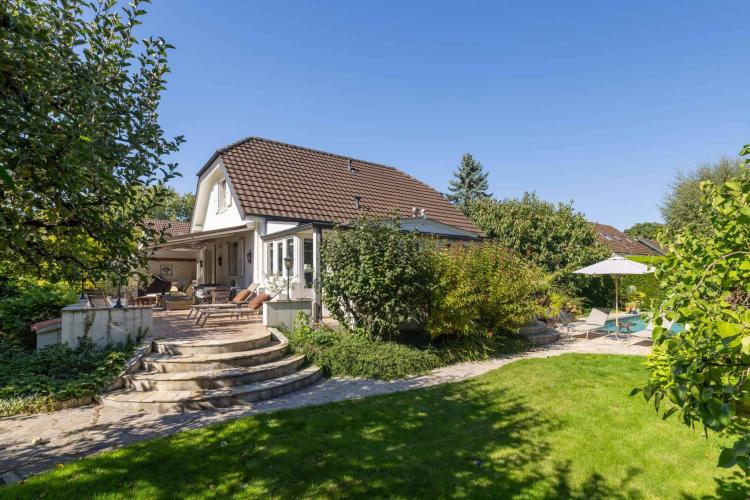 Exklusives Angebot – Charmante, renovierte freistehende Villa