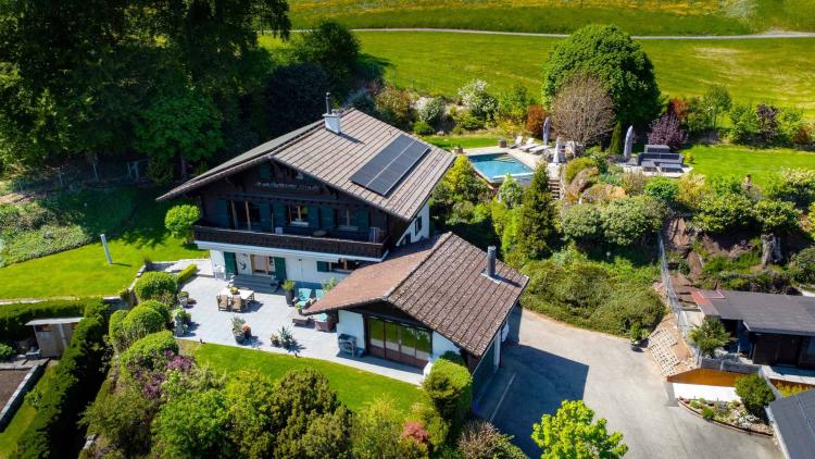 Komplett renoviertes Anwesen mit Swimmingpool in grüner Umgebung