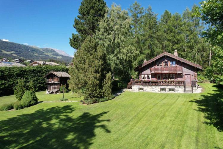 Prächtiges Chalet mit Nebengebäude auf einem herrlichen Grundstück